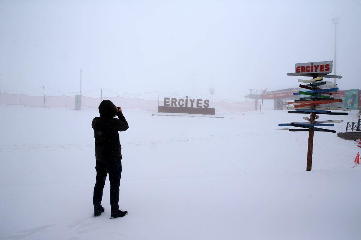 Erciyes'te mayıs karı: Kayak merkezi bembeyaz oldu