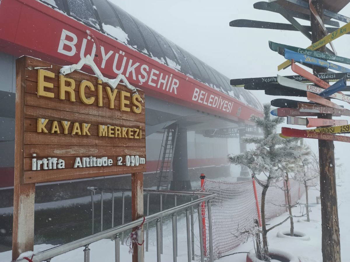 Erciyes'te mayıs karı: Kayak merkezi bembeyaz oldu