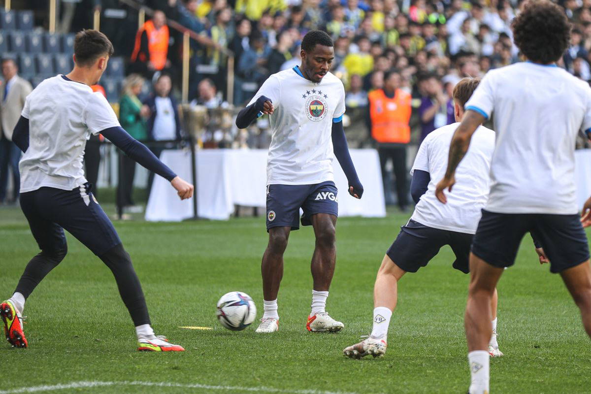 Fenerbahçe'den 20 bin taraftarı önünde gövde gösterisi