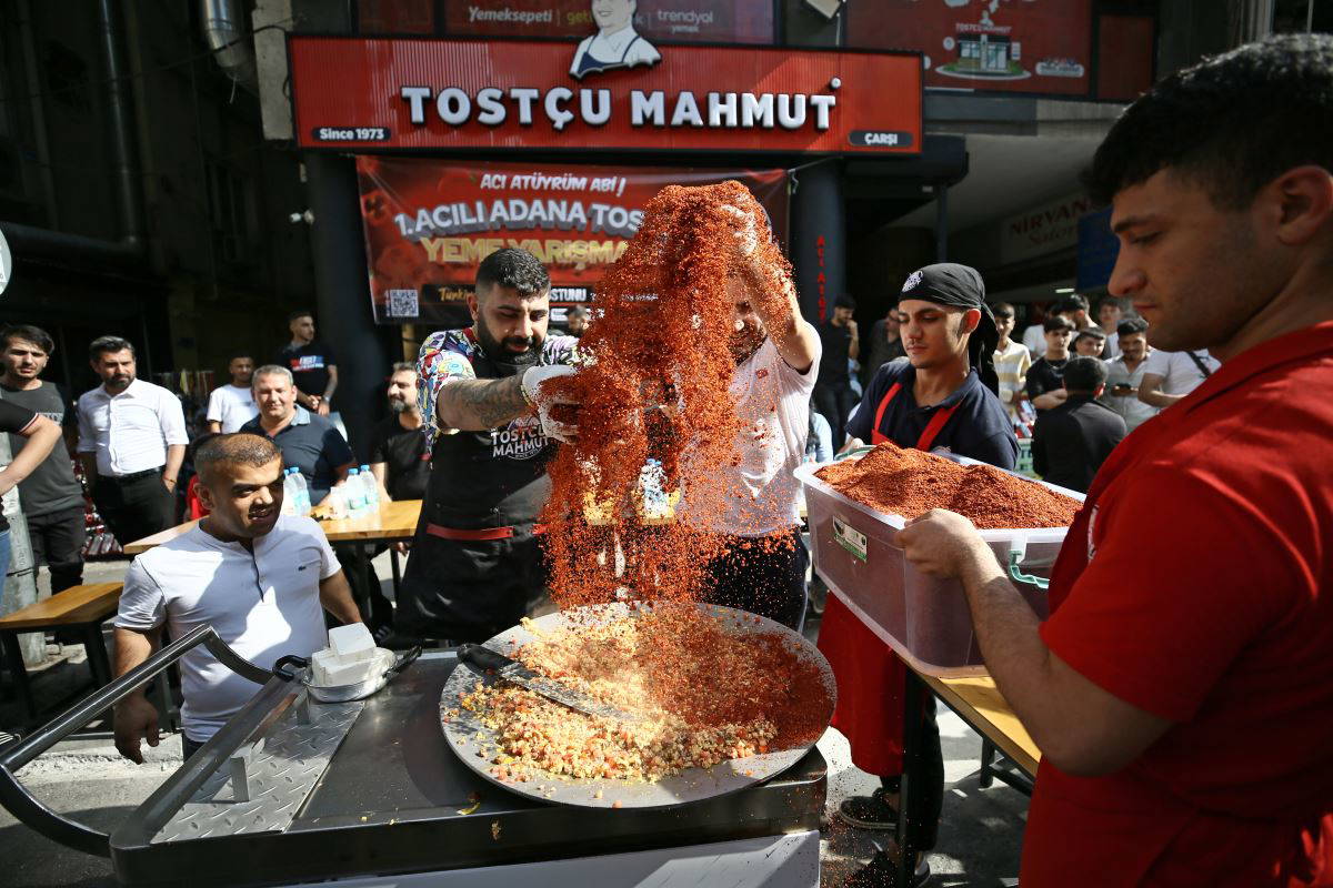 Adana'da acılı tost yeme yarışması: Beşinci tostunu yerken bayıldı, kafasından aşağı su döküldü (09 Haziran 2022)