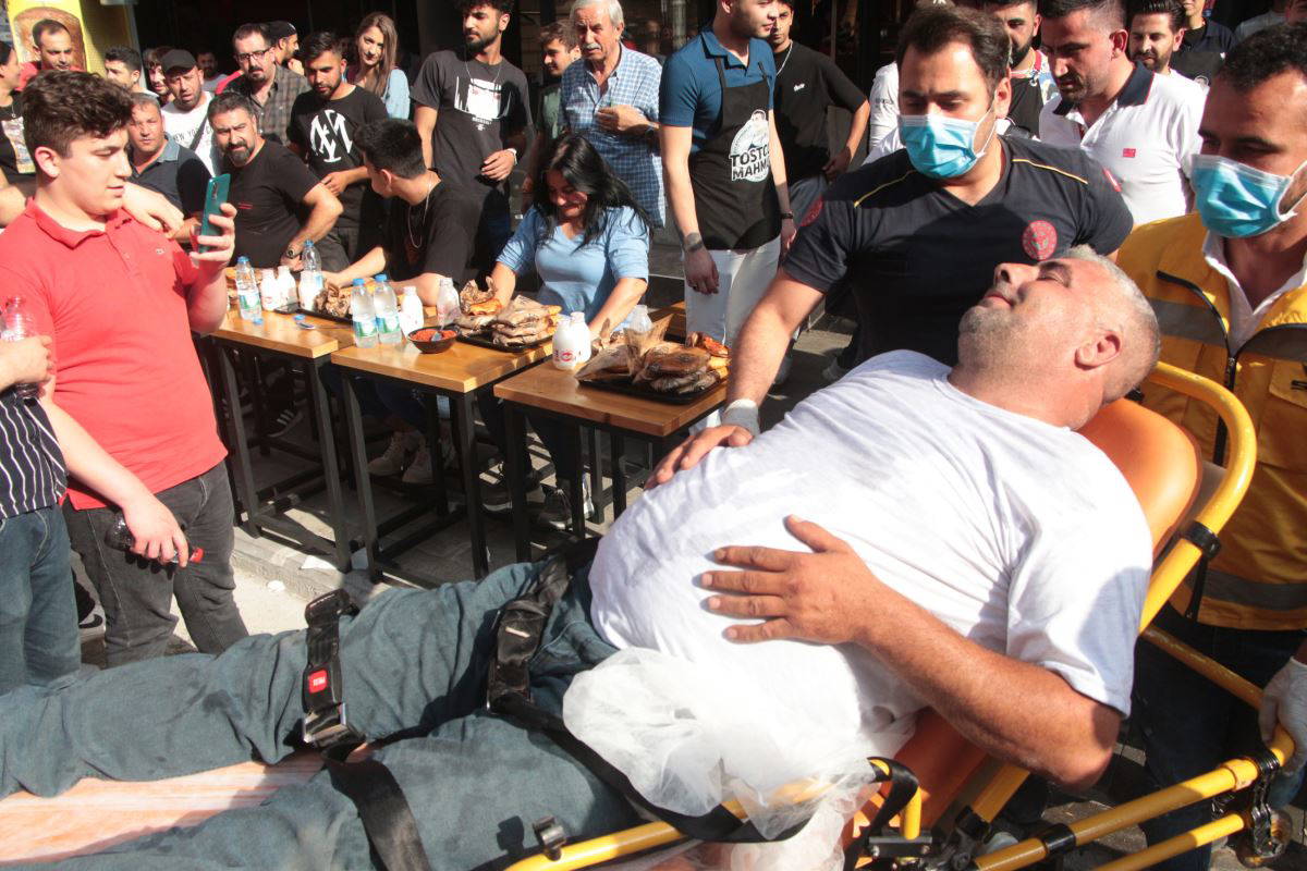 Adana'da acılı tost yeme yarışması: Beşinci tostunu yerken bayıldı, kafasından aşağı su döküldü (09 Haziran 2022)