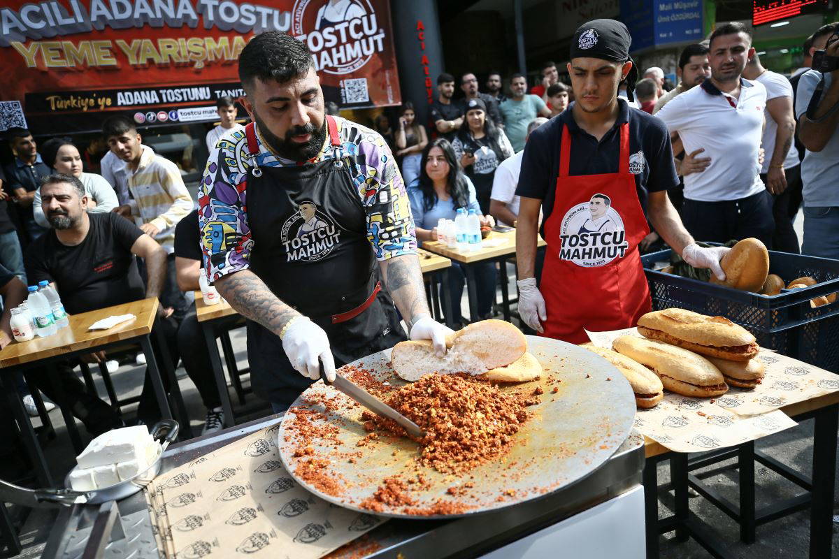 Adana'da acılı tost yeme yarışması: Beşinci tostunu yerken bayıldı, kafasından aşağı su döküldü (09 Haziran 2022)