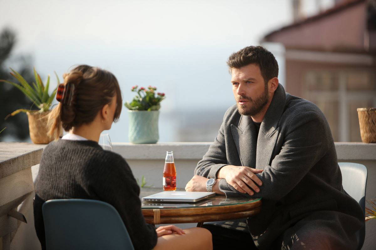 Serenay Sarıkaya ve Kıvanç Tatlıtuğ'un başrollerini paylaştığı 'Aile' dizisinden ilk kareler geldi, sosyal medya yıkıldı