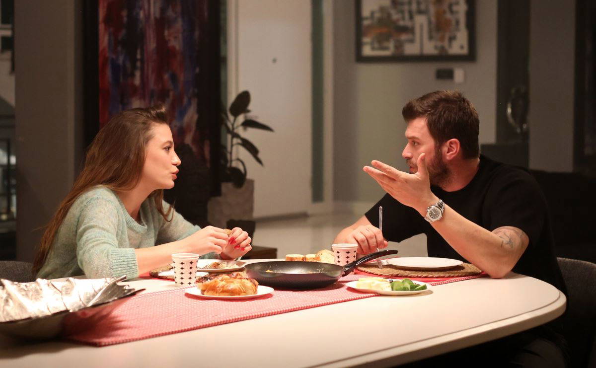 Serenay Sarıkaya ve Kıvanç Tatlıtuğ'un başrollerini paylaştığı 'Aile' dizisinden ilk kareler geldi, sosyal medya yıkıldı