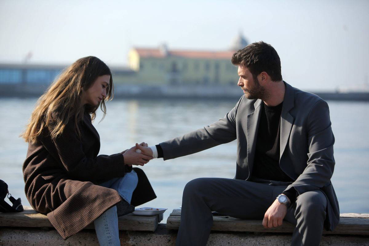 Serenay Sarıkaya ve Kıvanç Tatlıtuğ'un başrollerini paylaştığı 'Aile' dizisinden ilk kareler geldi, sosyal medya yıkıldı