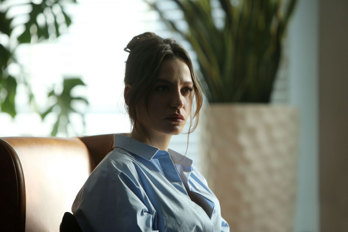 Serenay Sarıkaya ve Kıvanç Tatlıtuğ'un başrollerini paylaştığı 'Aile' dizisinden ilk kareler geldi, sosyal medya yıkıldı