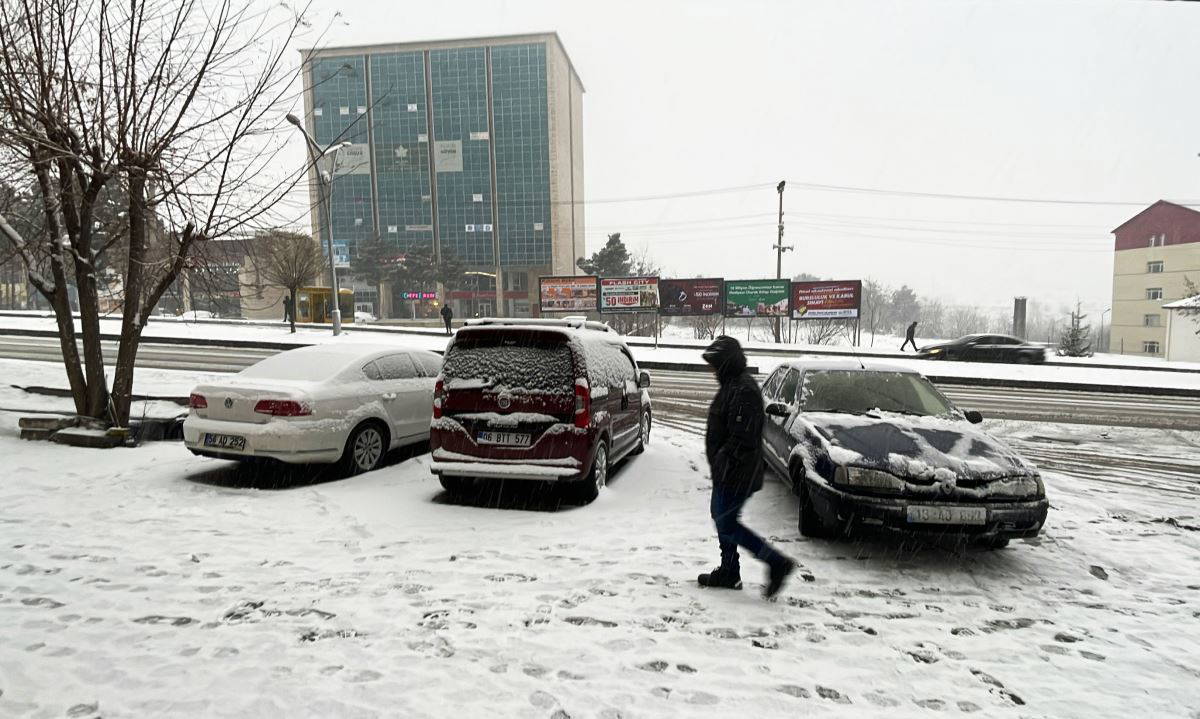 Beklenen kar yağışı başladı! Türkiye beyaza büründü, yollar kapandı