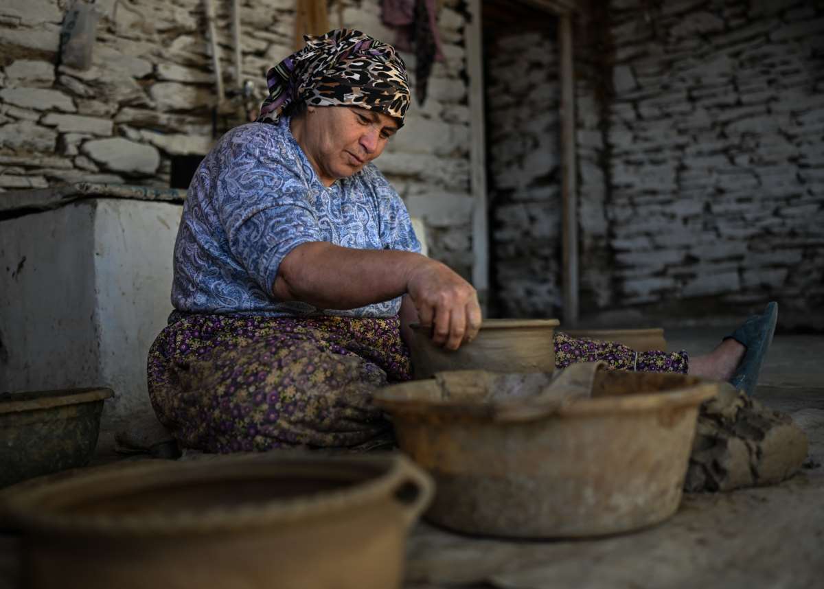 Volkanik kayalar kadınların elinde çömleğe dönüşüyor