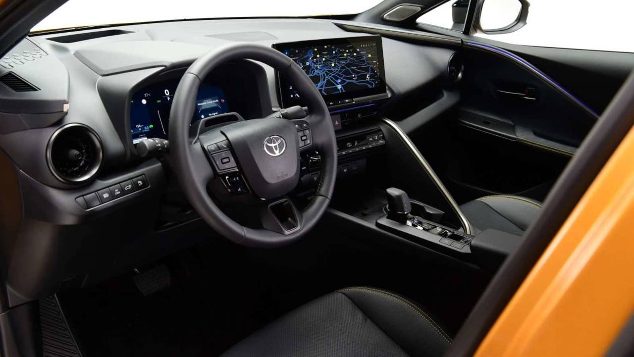 Toyota C-HR SUV segmentini fethetmeye geliyor: Fiyatı ve teknik özellikleri