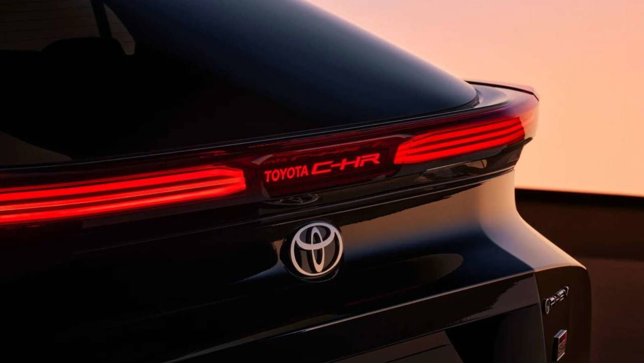 Toyota C-HR SUV segmentini fethetmeye geliyor: Fiyatı ve teknik özellikleri