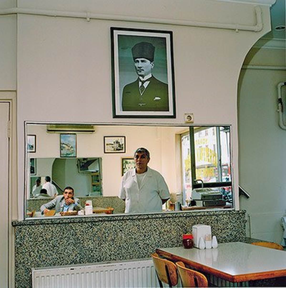 Her yerde onun yüzü var, her yürekte sevgisi