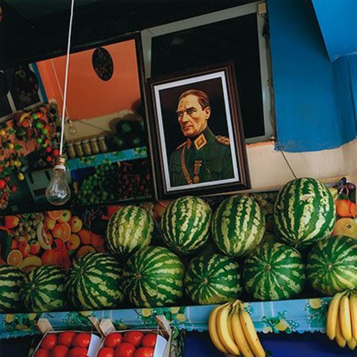 Her yerde onun yüzü var, her yürekte sevgisi