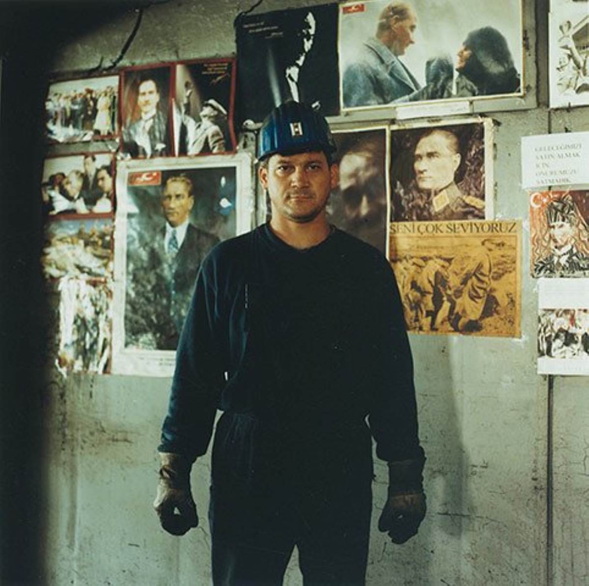 Her yerde onun yüzü var, her yürekte sevgisi