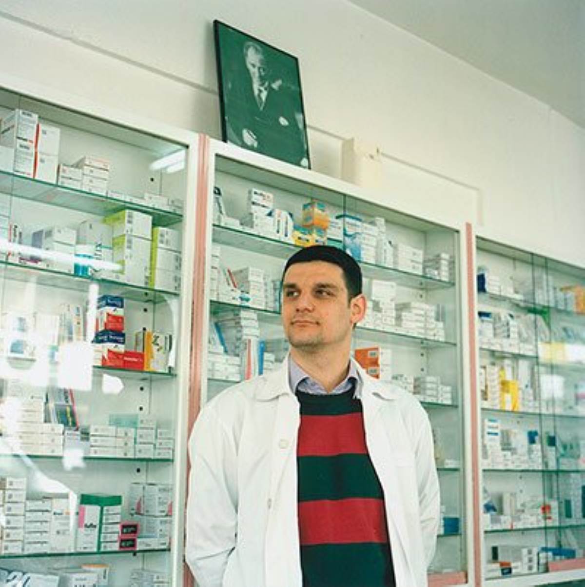 Her yerde onun yüzü var, her yürekte sevgisi