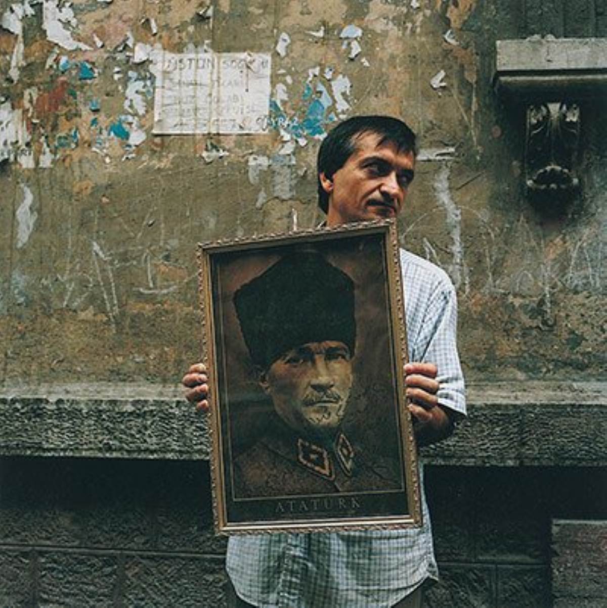 Her yerde onun yüzü var, her yürekte sevgisi