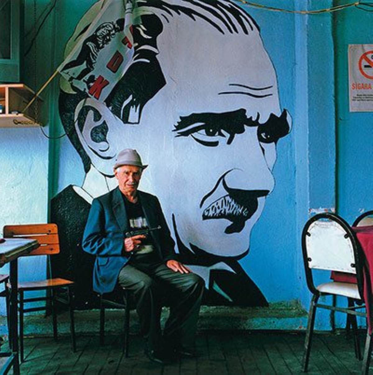 Her yerde onun yüzü var, her yürekte sevgisi