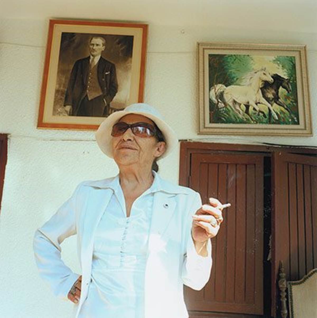 Her yerde onun yüzü var, her yürekte sevgisi