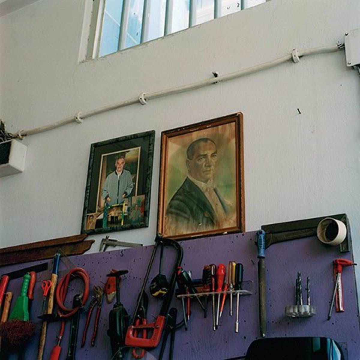 Her yerde onun yüzü var, her yürekte sevgisi