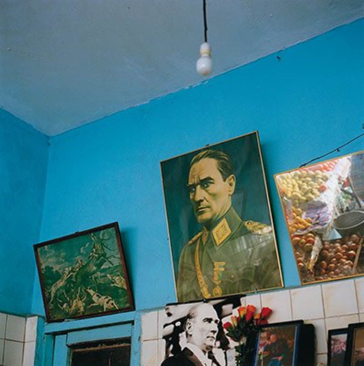 Her yerde onun yüzü var, her yürekte sevgisi