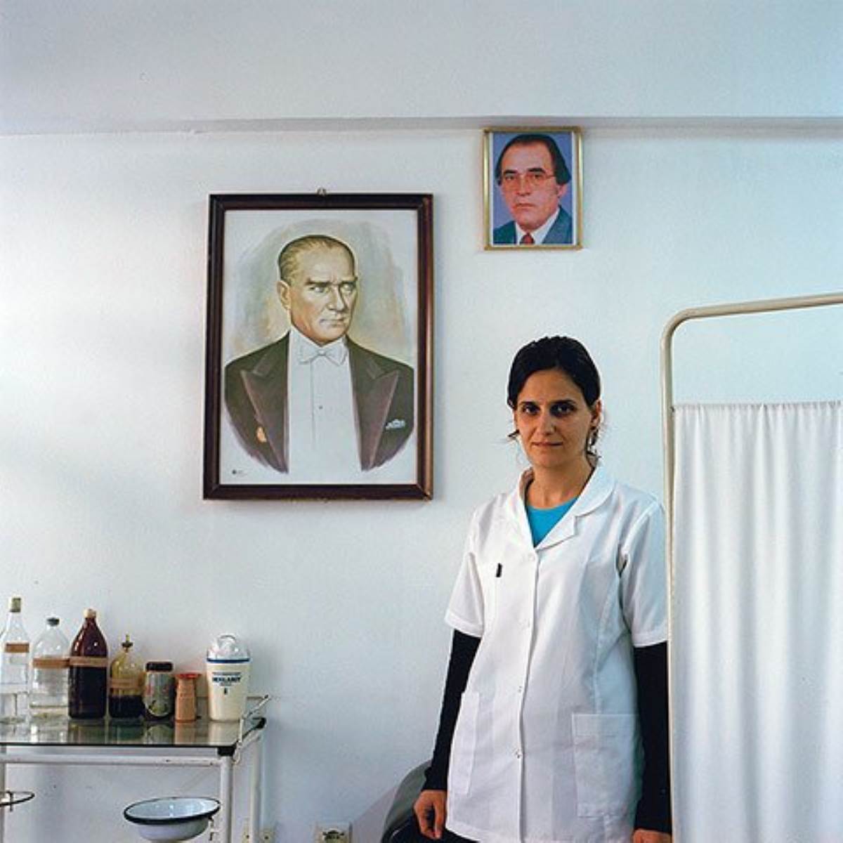 Her yerde onun yüzü var, her yürekte sevgisi