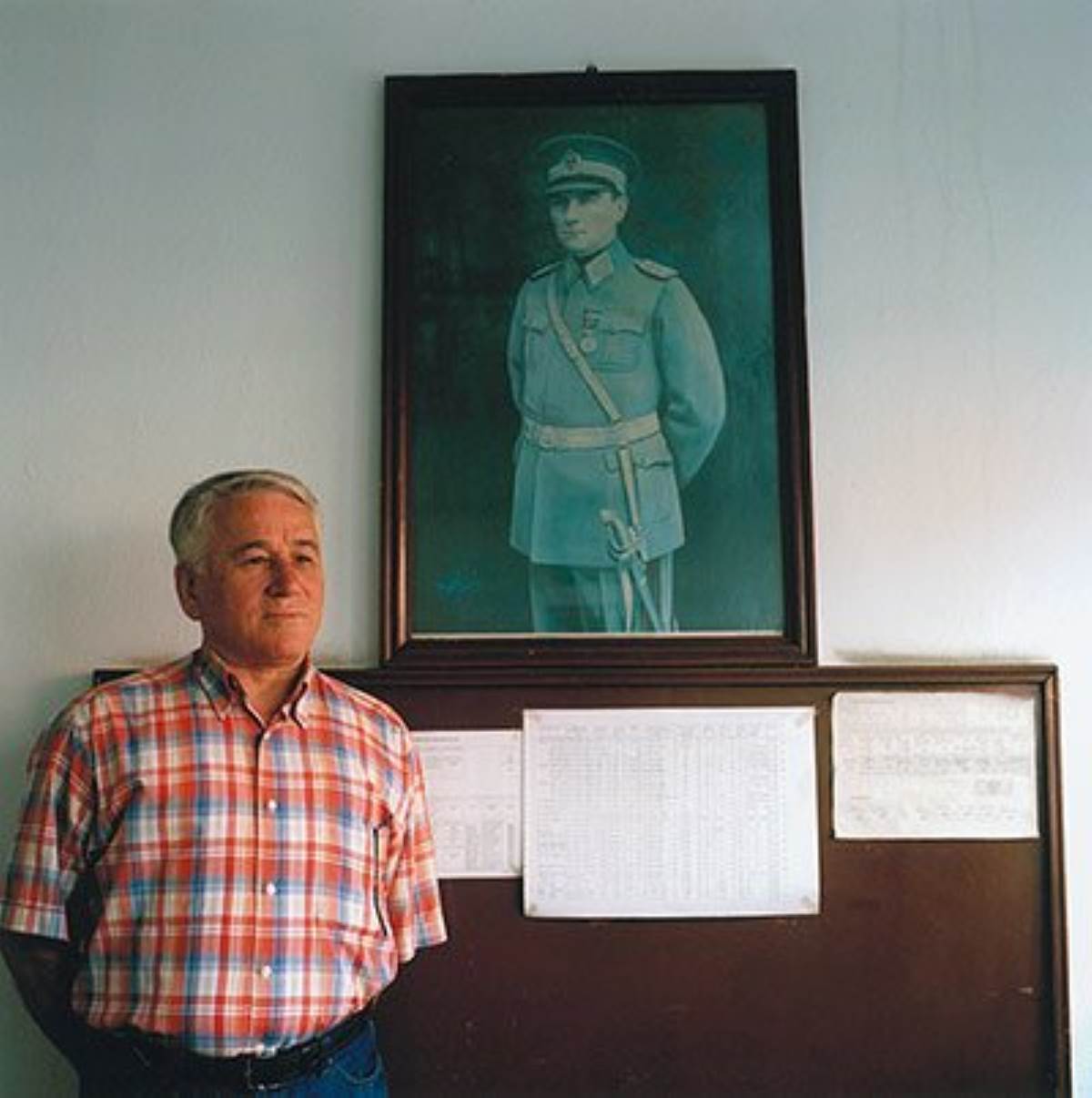 Her yerde onun yüzü var, her yürekte sevgisi