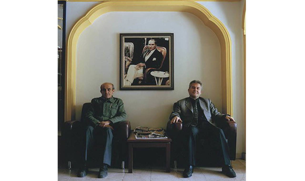 Her yerde onun yüzü var, her yürekte sevgisi