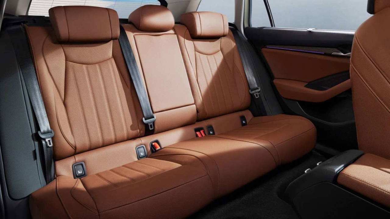 2024 Skoda Superb'ün özellikleri açıklandı: Artık 203 beygir...