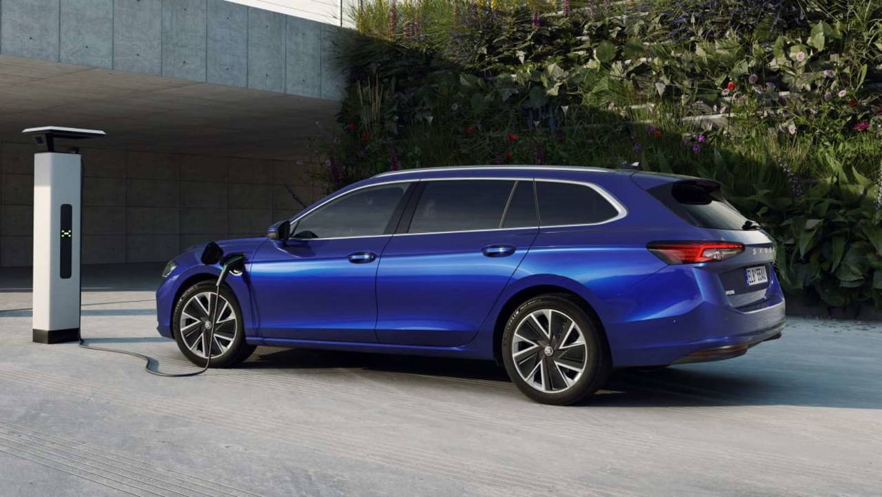 2024 Skoda Superb'ün özellikleri açıklandı: Artık 203 beygir...