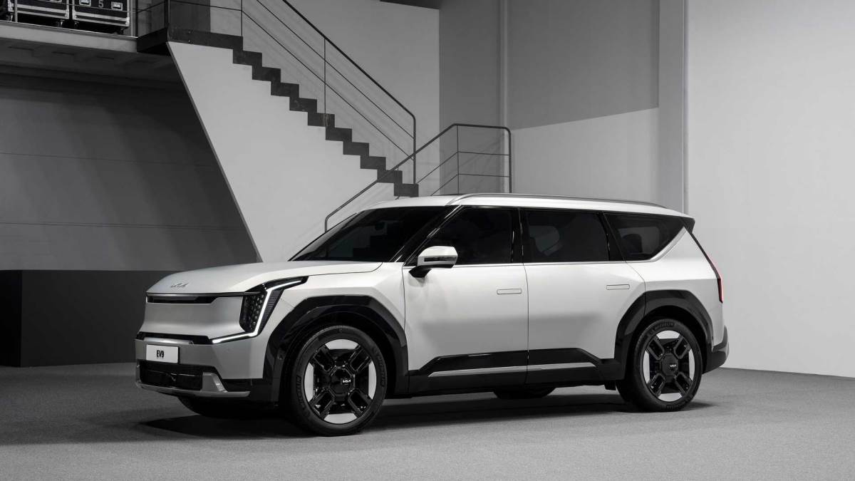 Kia'nın amiral gemisi 7 koltuklu yeni EV9: İşte elektrikli devin fiyatı!