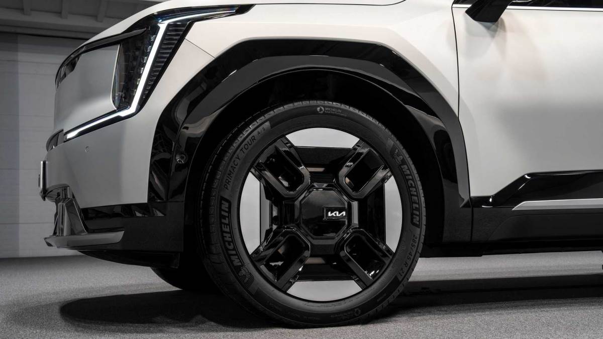 Kia'nın amiral gemisi 7 koltuklu yeni EV9: İşte elektrikli devin fiyatı!