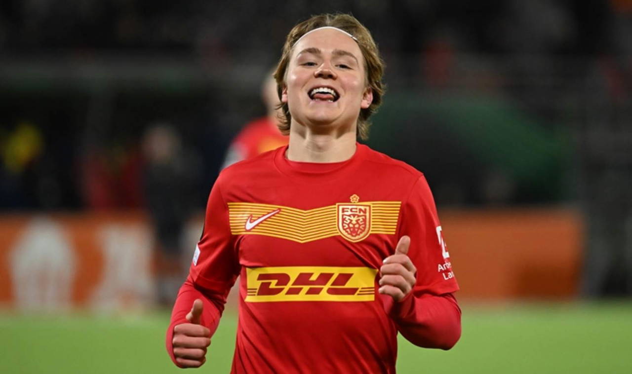 Andreas Schjelderup Kimdir? Kaç Yaşında? Hangi Pozisyonda Oynuyor? 3 Andreas Schjelderup Kimdir? Andreas Schjelderup, Norveçli genç futbolcular arasında adını erken yaşta duyurmayı başarmış, Avrupa kulüplerinin dikkatini çeken potansiyel bir yıldızdır. SL Benfica forması giyen sol kanat oyuncusu, Norveç futbolunun gelecekteki temsilcilerinden biri olarak gösteriliyor. Hazırsanız Andreas Schjelderup Kimdir? içeriğimize detaylıca göz atalım. Andreas Schjelderup Kimdir?