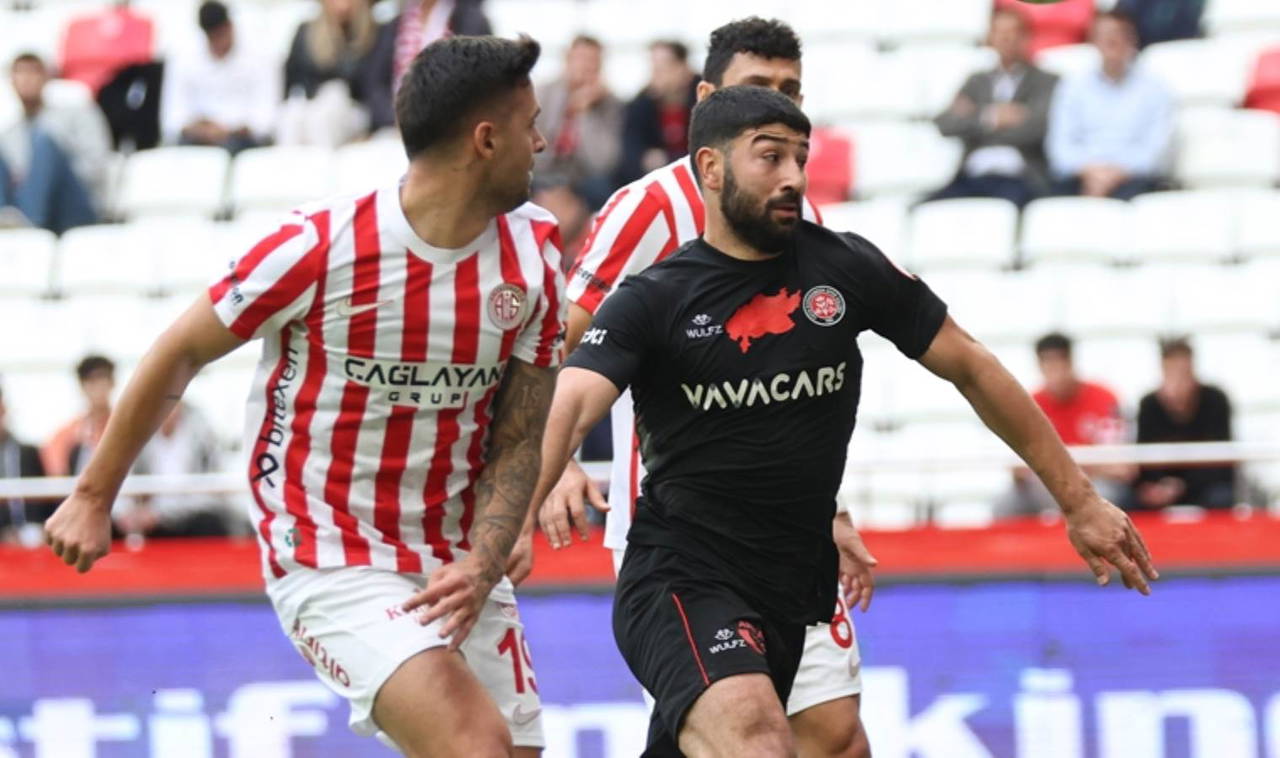 Erteleme kararıyla maçlar değişti: İşte Süper Lig'in 17. haftasındaki cezalı oyuncular!