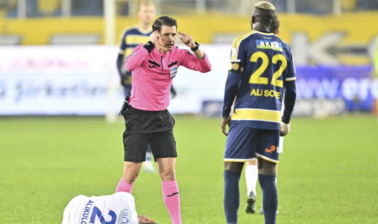 Erteleme kararıyla maçlar değişti: İşte Süper Lig'in 17. haftasındaki cezalı oyuncular!