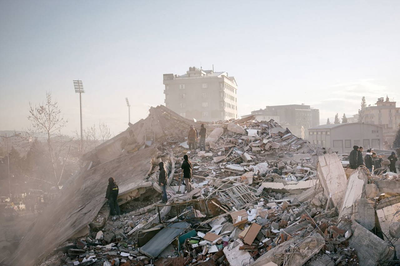 Depremin öncesi ve sonrasında çekilen fotoğraflar büyük tahribatı ortaya koydu