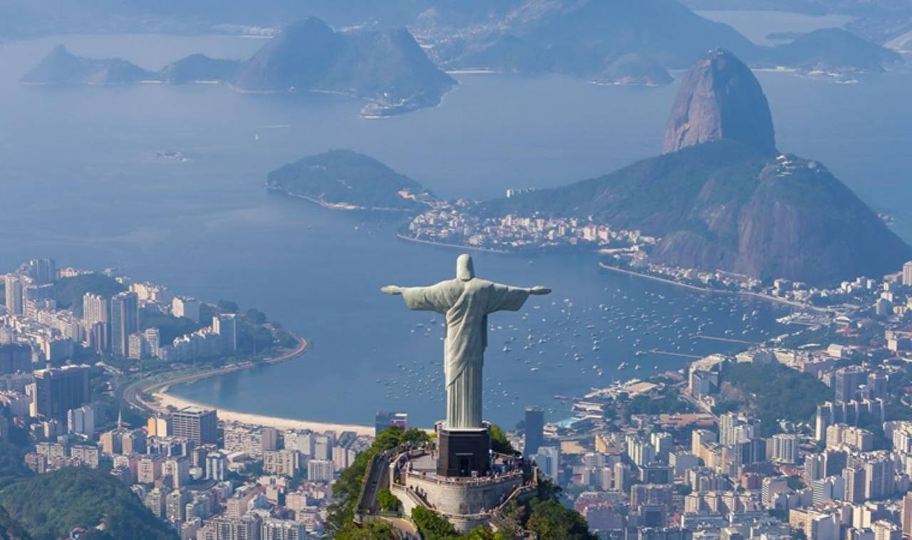 Rio'daki Kurtarıcı İsa heykeline düşen yıldırım objektife böyle yansıdı