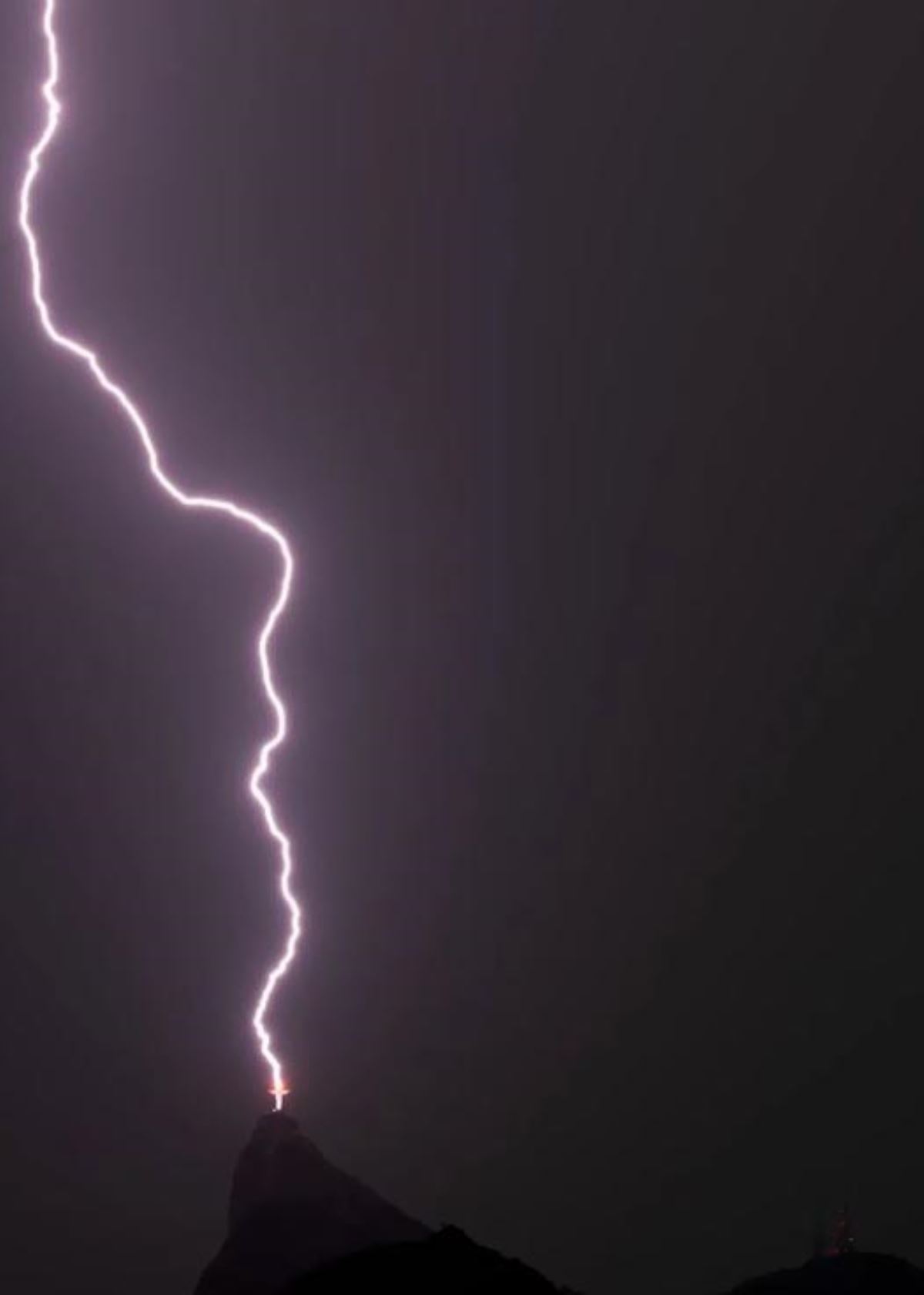 Rio'daki Kurtarıcı İsa heykeline düşen yıldırım objektife böyle yansıdı