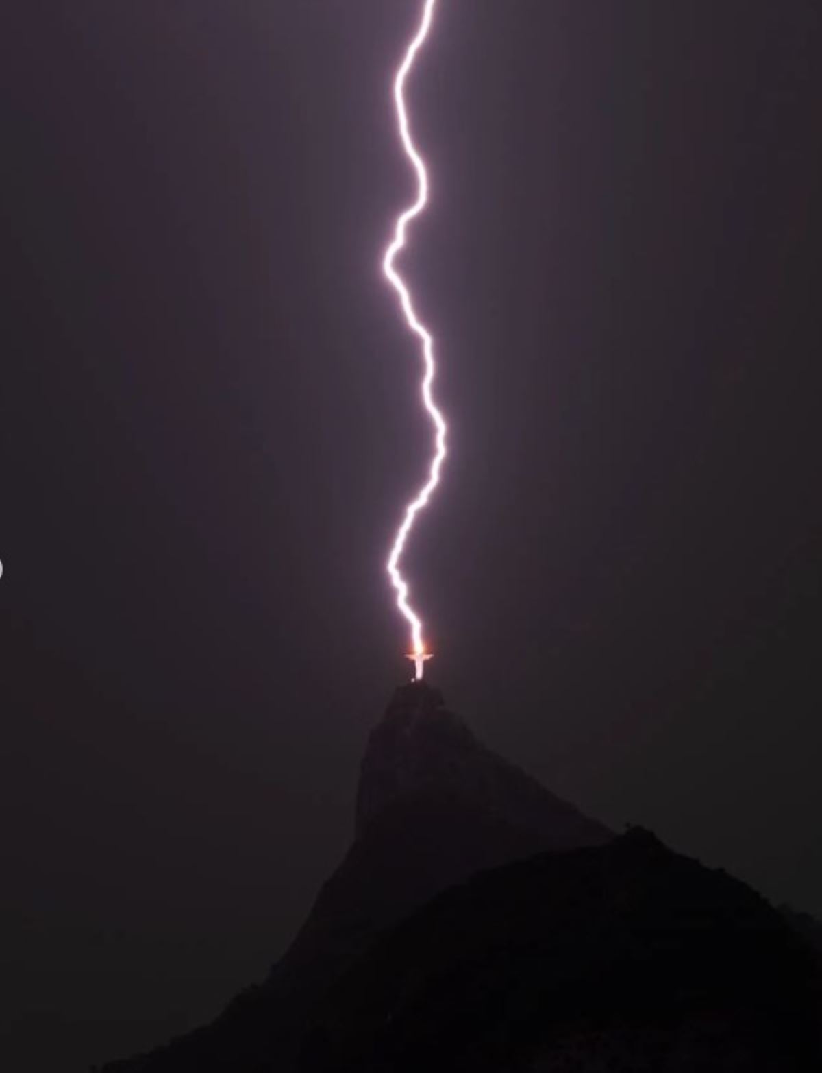 Rio'daki Kurtarıcı İsa heykeline düşen yıldırım objektife böyle yansıdı