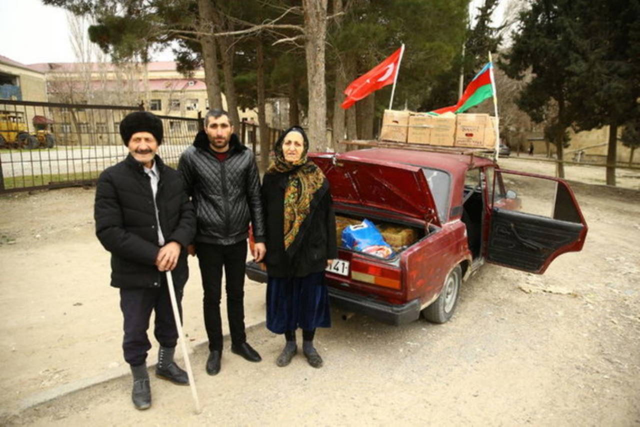 Aracının üzerine yüklediği yorganlarla Türkiye'ye yardım göndermek isteyen Azerbaycanlı yardım çalışmalarına katılacak
