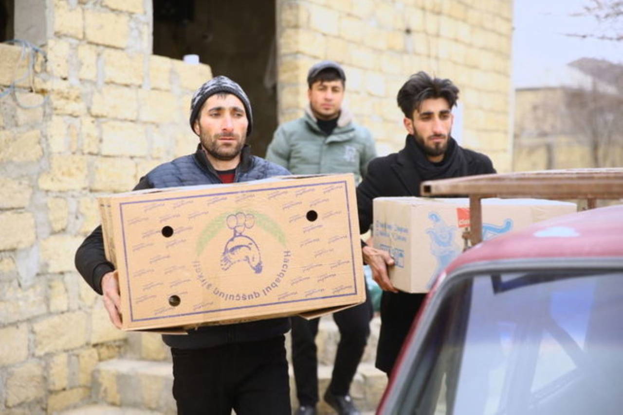 Aracının üzerine yüklediği yorganlarla Türkiye'ye yardım göndermek isteyen Azerbaycanlı yardım çalışmalarına katılacak