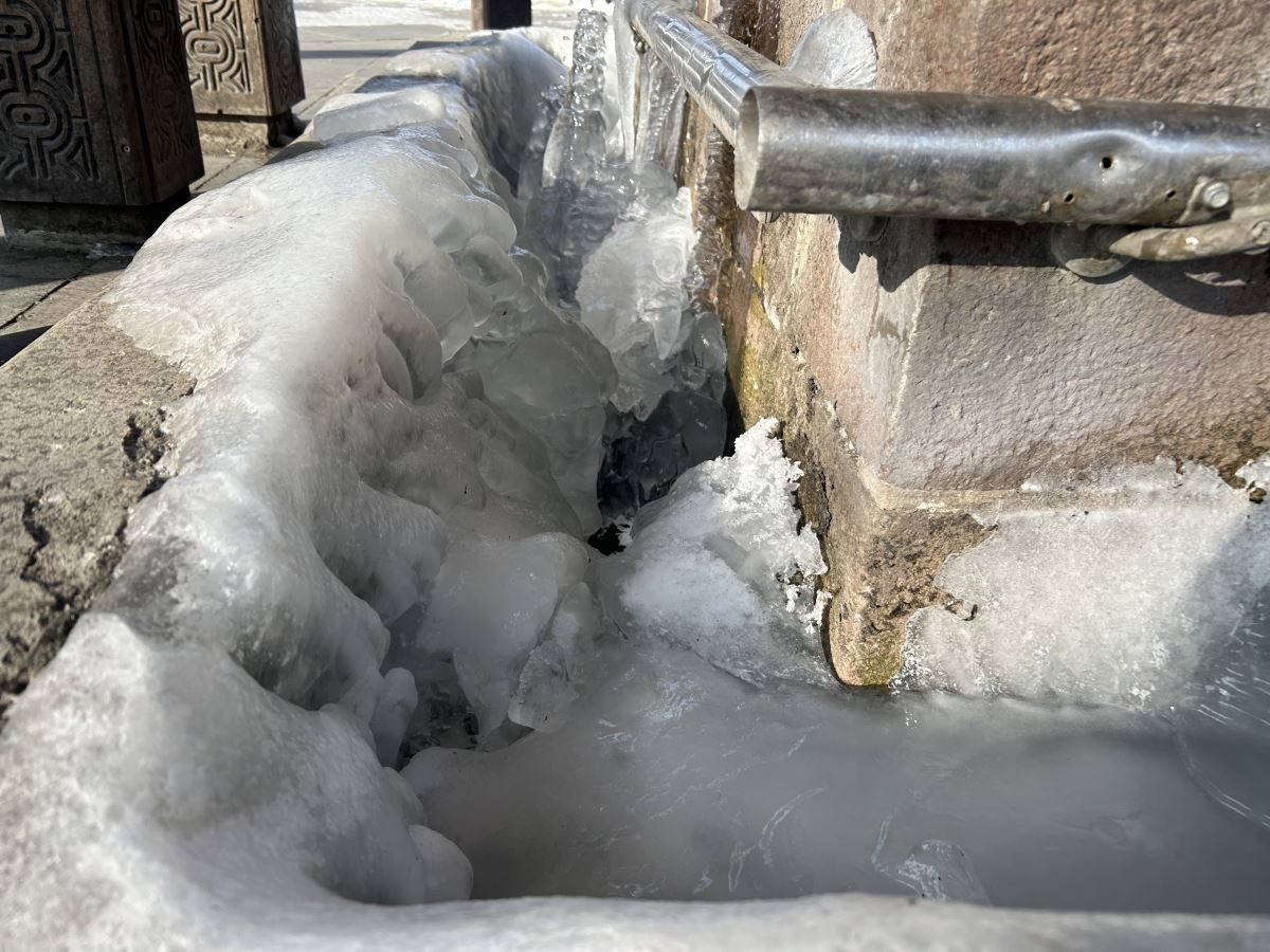 Gece eksi 24’e düşen hava sıcaklığı Erzurum’u dondurdu