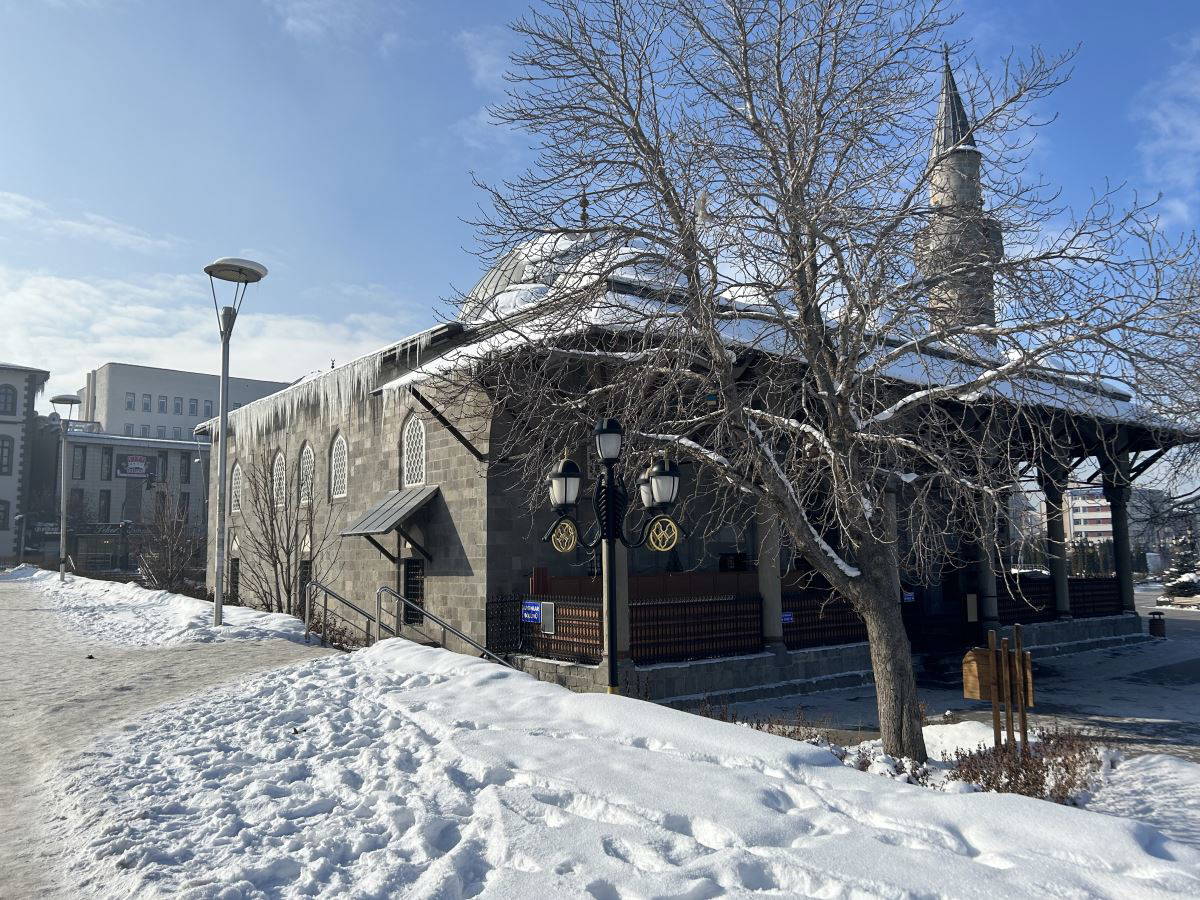 Gece eksi 24’e düşen hava sıcaklığı Erzurum’u dondurdu