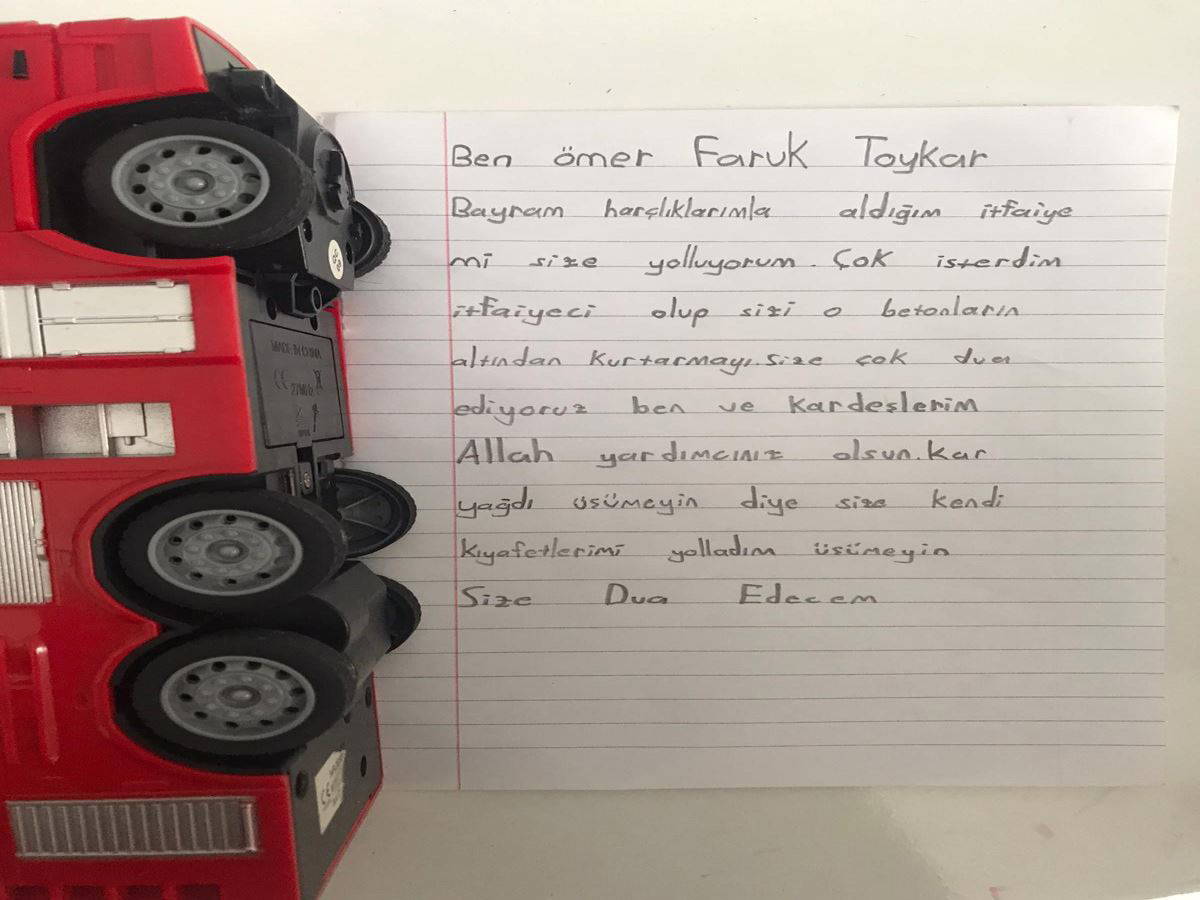 Afet bölgesine gönderilen yardım kolilerinden depremzedeler için yazılmış duygulandıran notlar