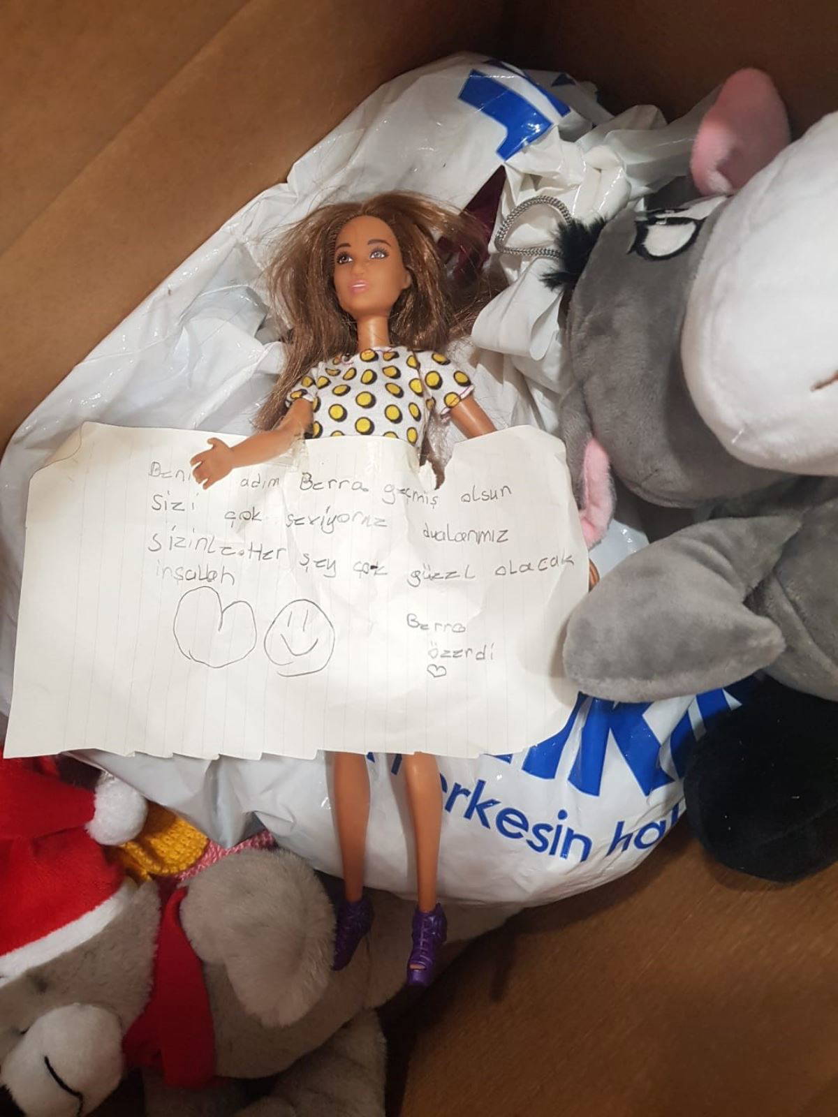 Afet bölgesine gönderilen yardım kolilerinden depremzedeler için yazılmış duygulandıran notlar