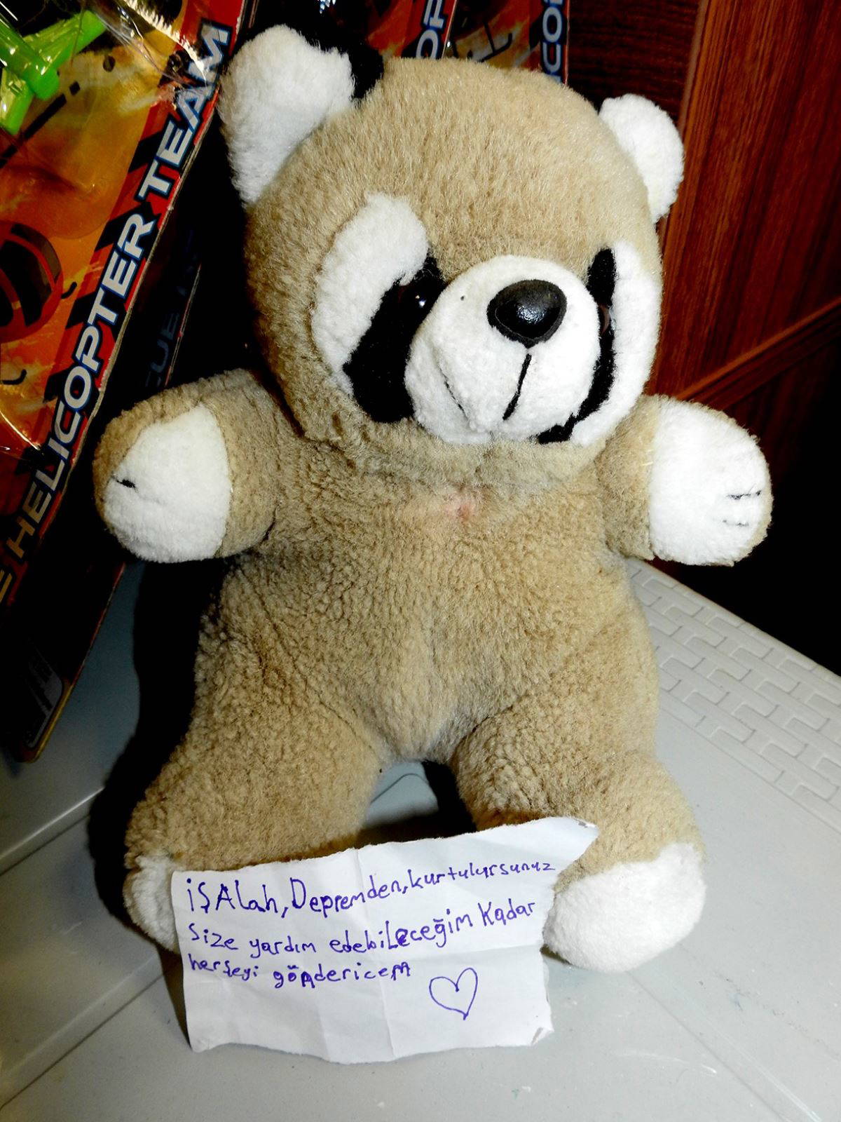 Afet bölgesine gönderilen yardım kolilerinden depremzedeler için yazılmış duygulandıran notlar