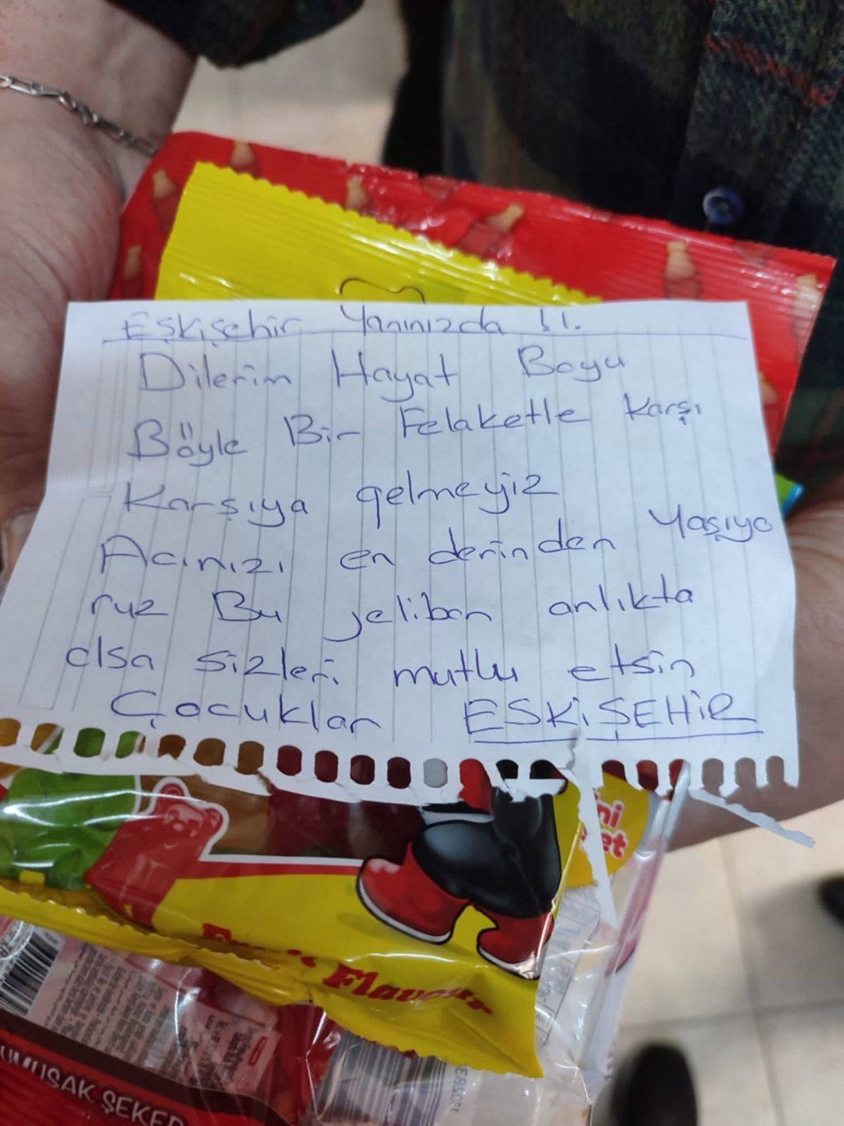 Afet bölgesine gönderilen yardım kolilerinden depremzedeler için yazılmış duygulandıran notlar
