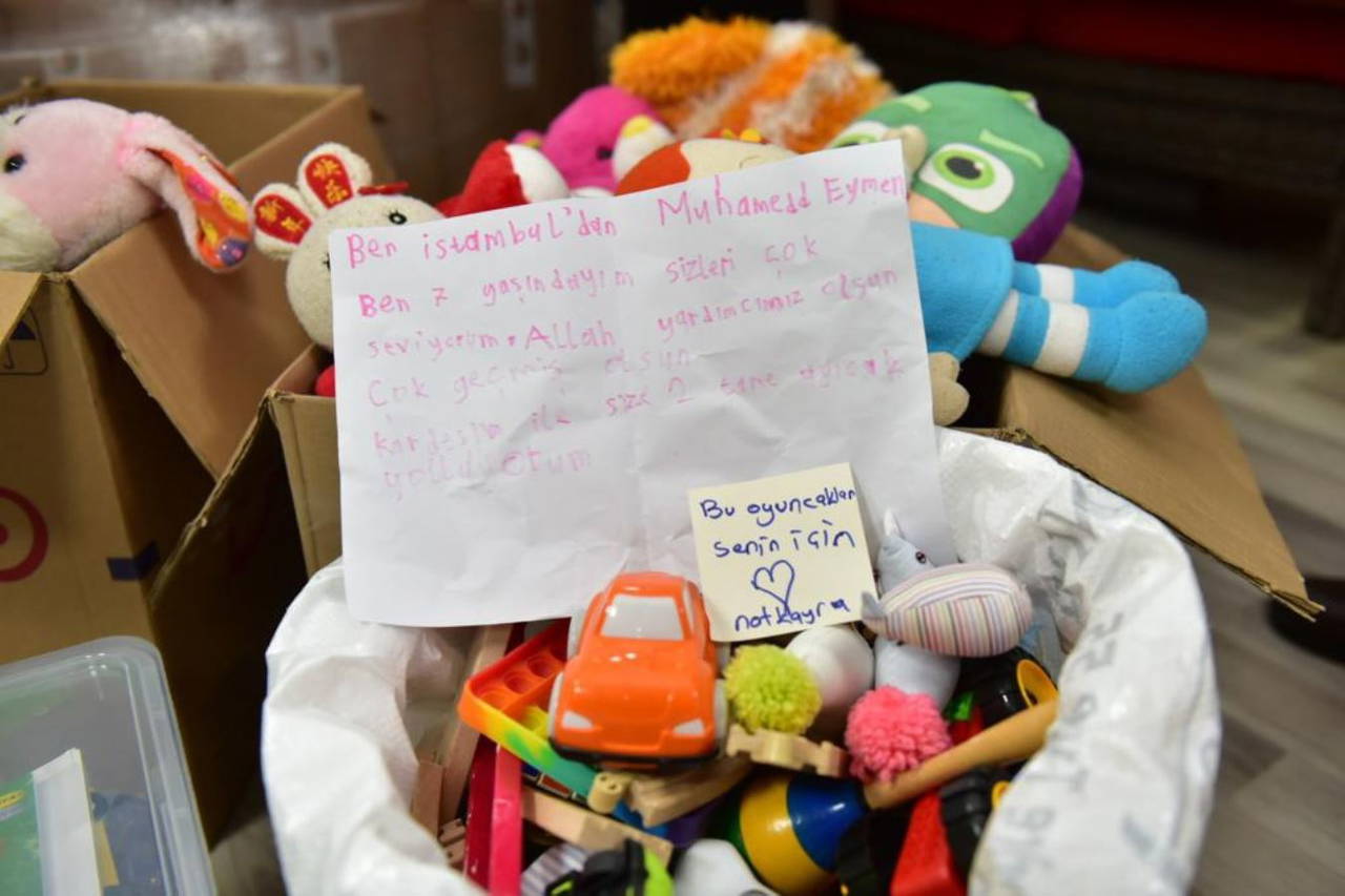 Afet bölgesine gönderilen yardım kolilerinden depremzedeler için yazılmış duygulandıran notlar