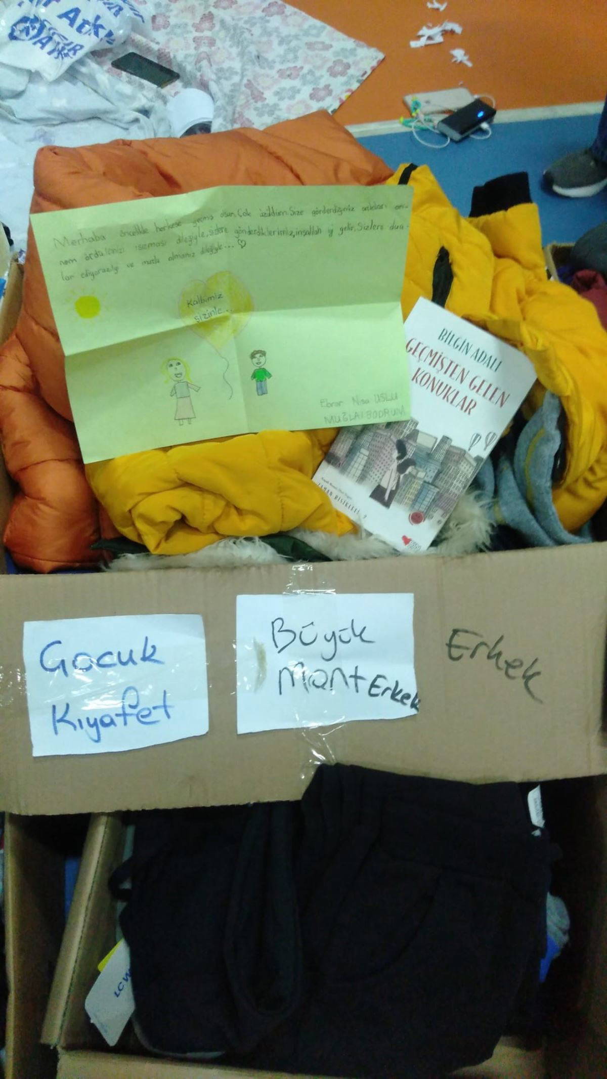 Afet bölgesine gönderilen yardım kolilerinden depremzedeler için yazılmış duygulandıran notlar