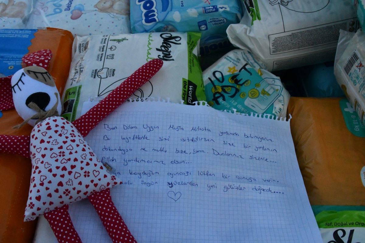 Afet bölgesine gönderilen yardım kolilerinden depremzedeler için yazılmış duygulandıran notlar