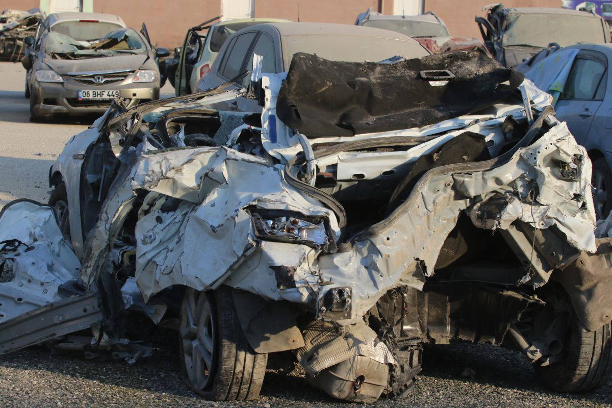 Hatay'da depremde zarar gören araçlar, araba mezarlığına götürüldü