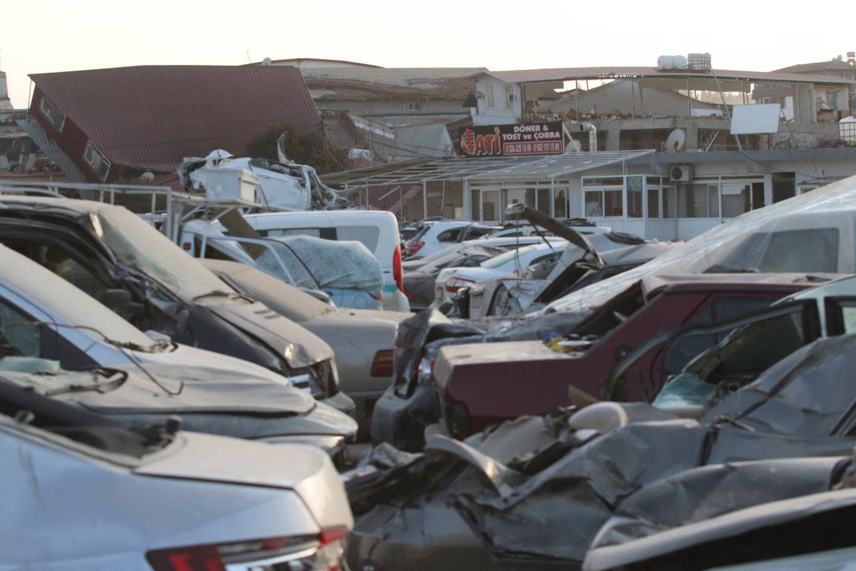 Hatay'da depremde zarar gören araçlar, araba mezarlığına götürüldü